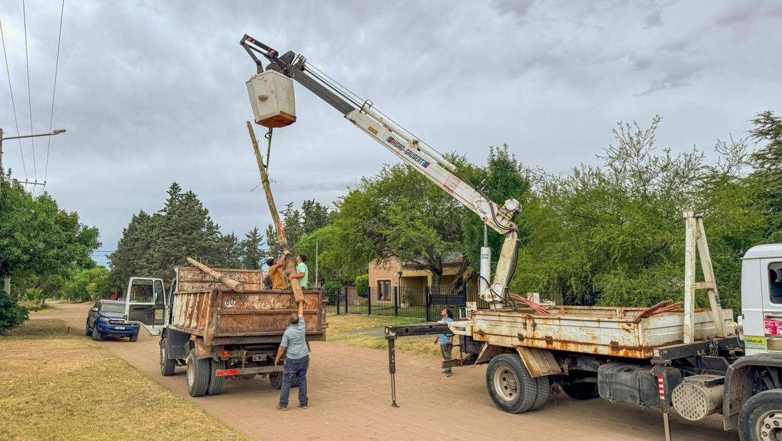 El municipio de Santa Rosa sigue retirando los postes ilegales de Clarín