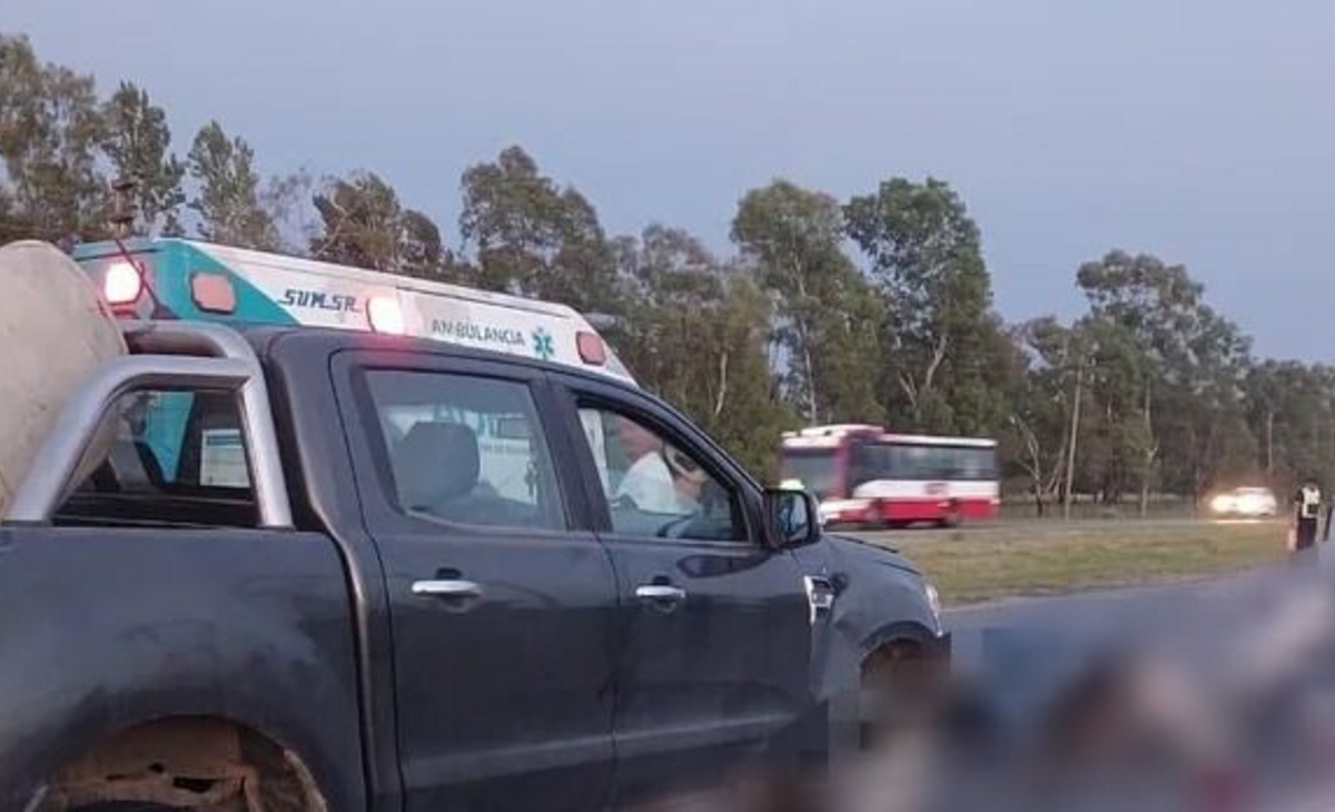 Choque fatal en la ruta 2: murieron cuatro jóvenes que viajaban en una moto