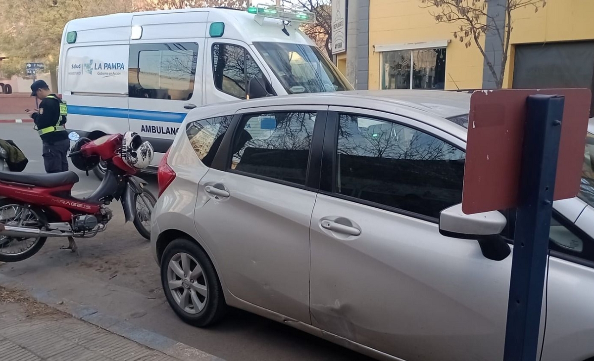 Un cadete chocó contra un auto en pleno centro