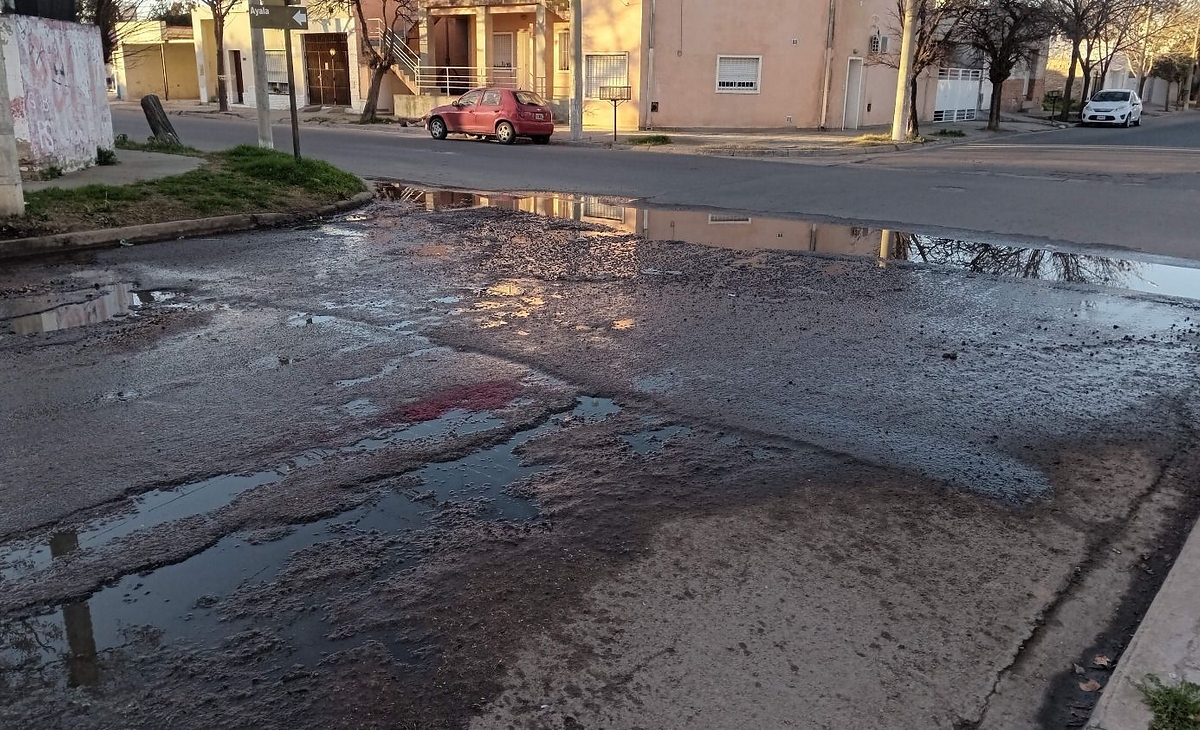 Reclamo vecinal por una abundante pérdida de agua