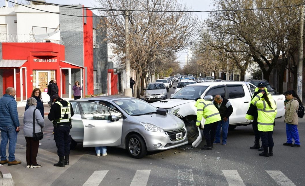 Fuerte choque entre una camioneta y un auto en el centro