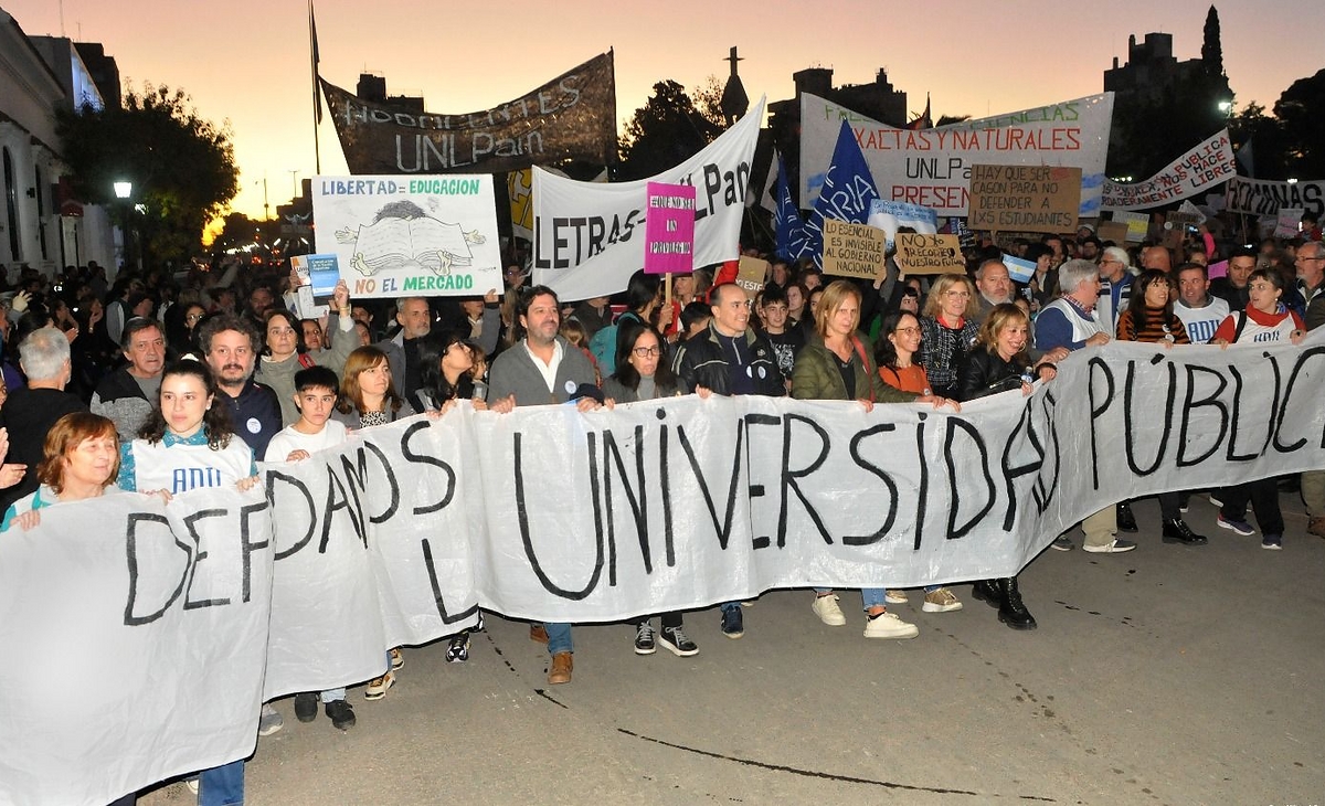 Comenzó un nuevo paro universitario en todo el país en reclamo de ...