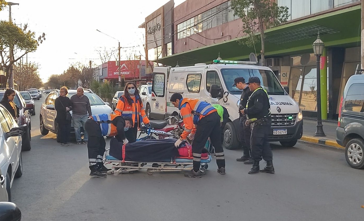 Una mujer hospitalizada tras un choque en el centro