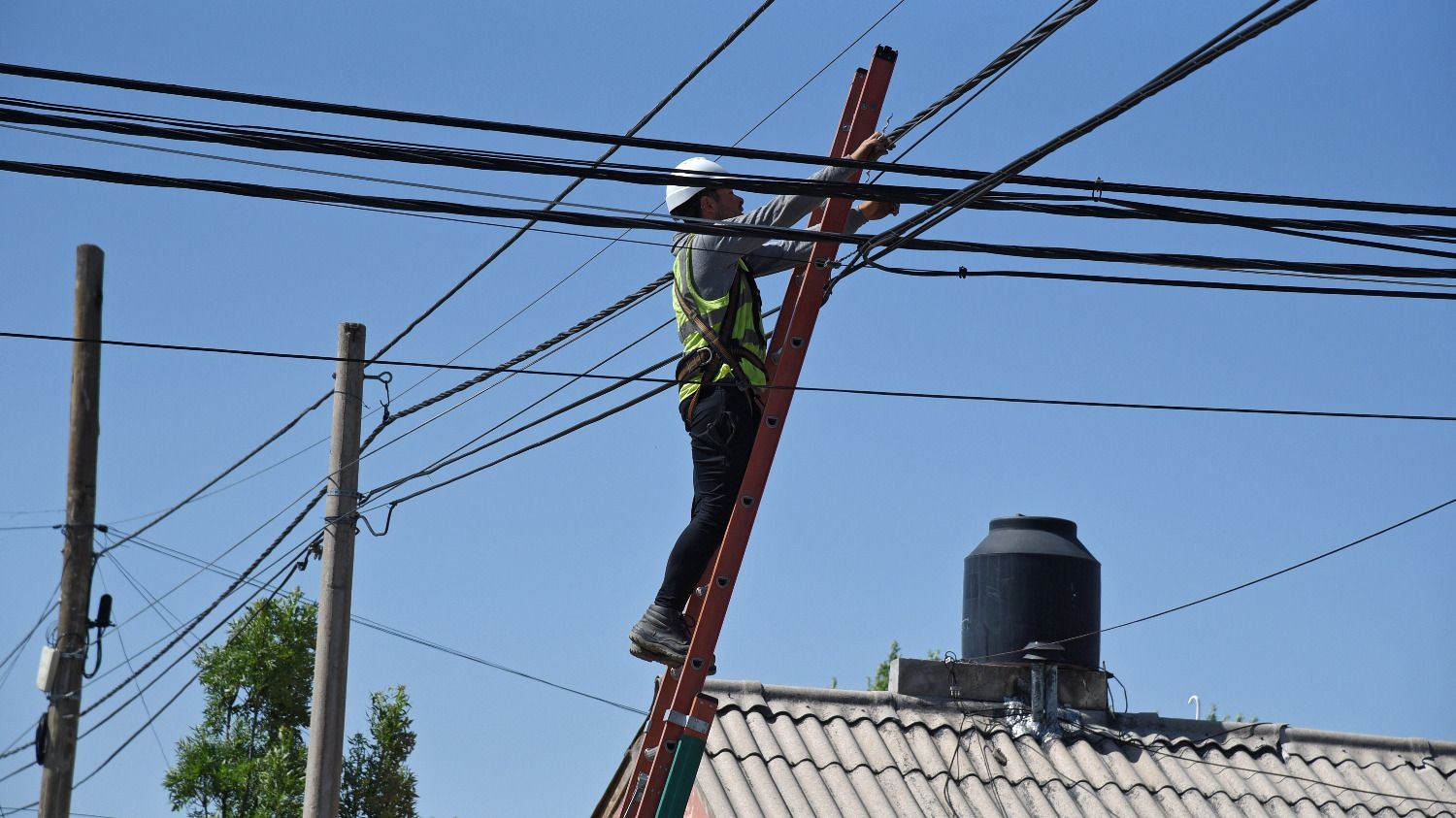 La Municipalidad de Santa Rosa intimó a Clarín a bajar 20 postes ilegales