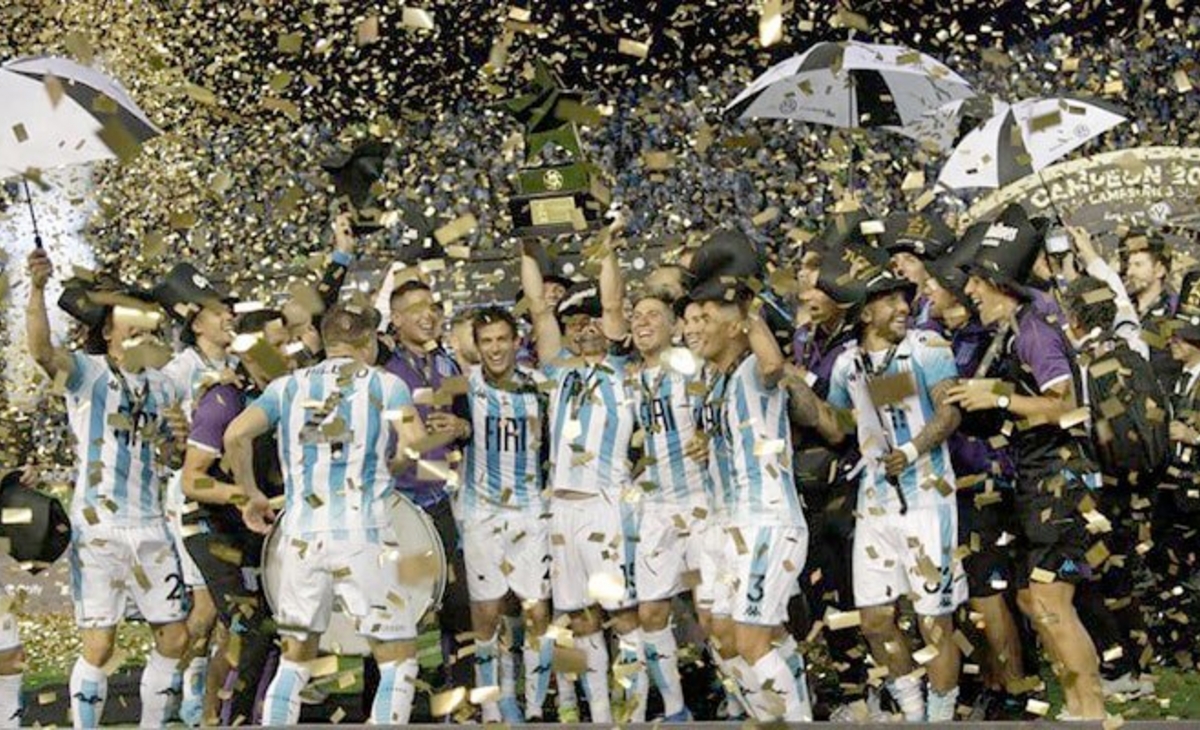 Trofeos De Racing Racing levantó el Trofeo de Campeones